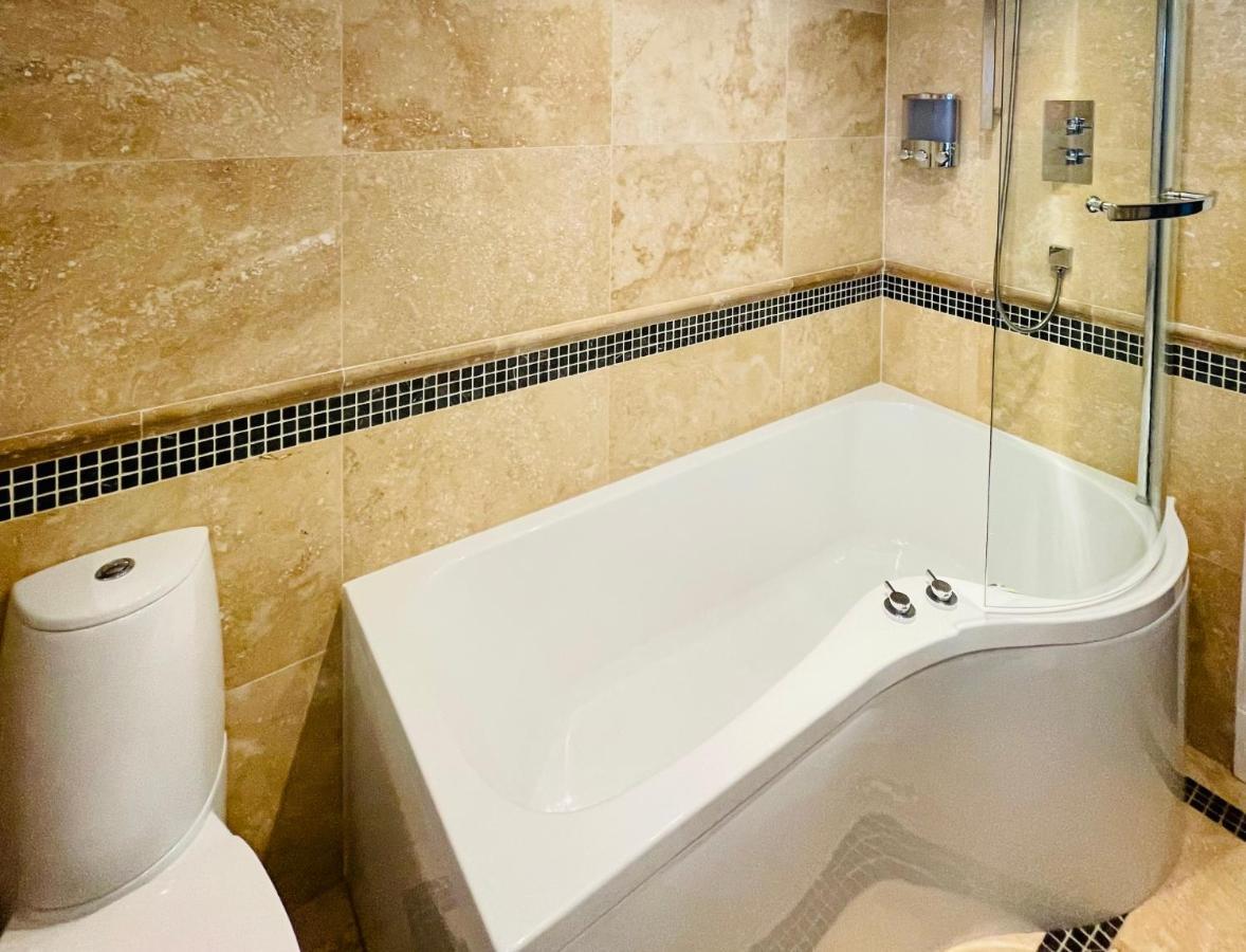 Stunning 2-Bed-2Bath Apt In Whitby With Parking Exterior foto