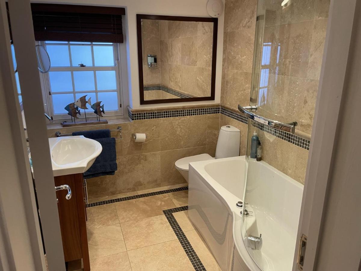 Stunning 2-Bed-2Bath Apt In Whitby With Parking Exterior foto